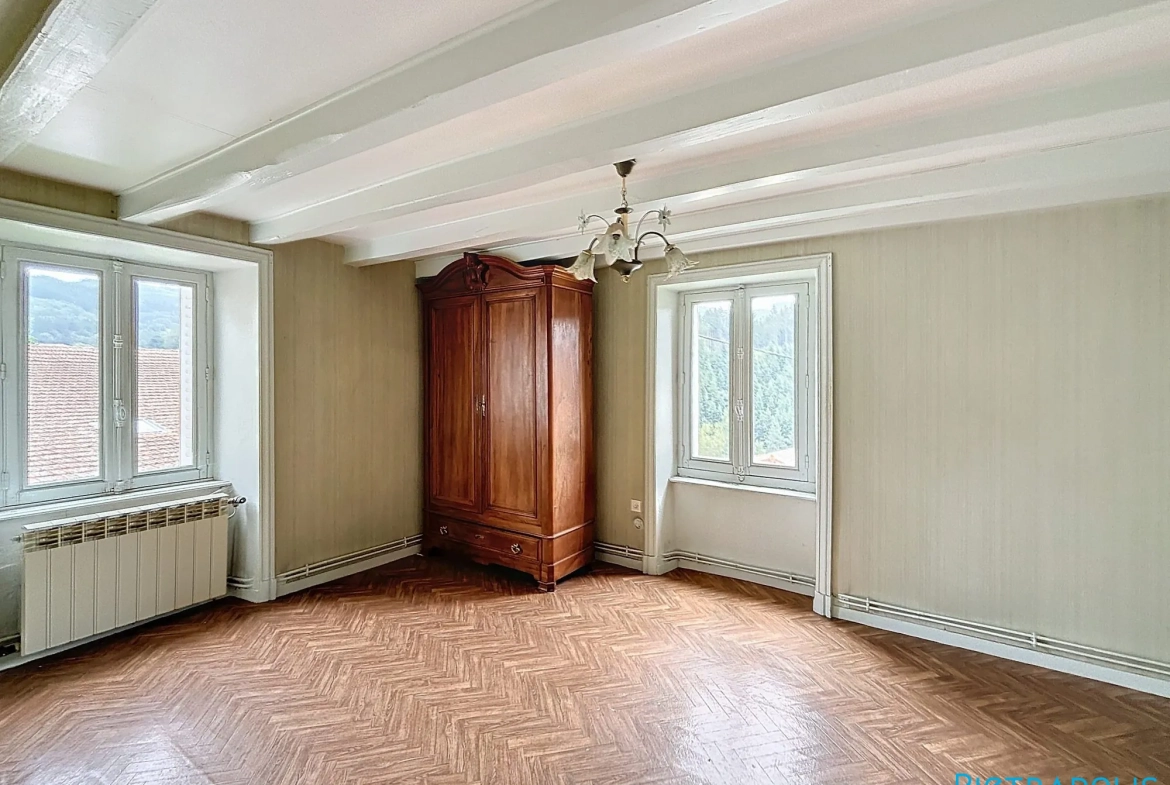 Grande maison à rénover avec atelier et garages à Thizy-les-Bourgs 