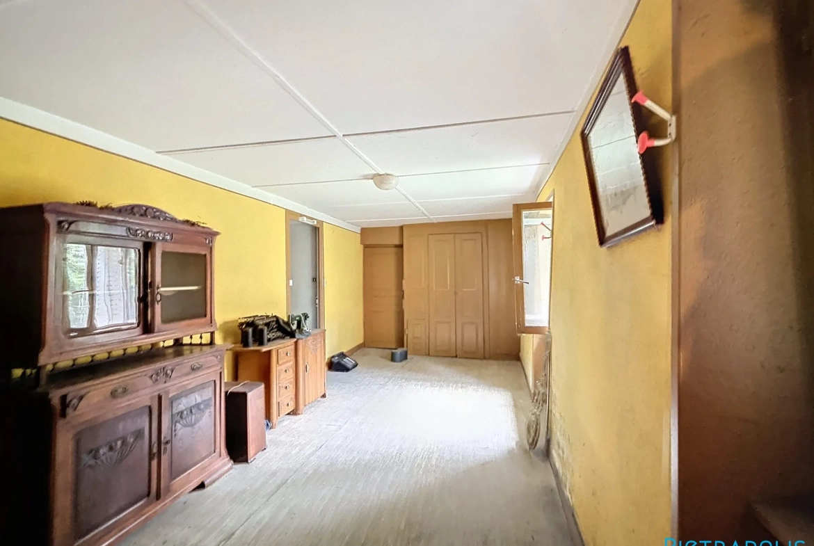 Grande maison à rénover avec atelier et garages à Thizy-les-Bourgs 