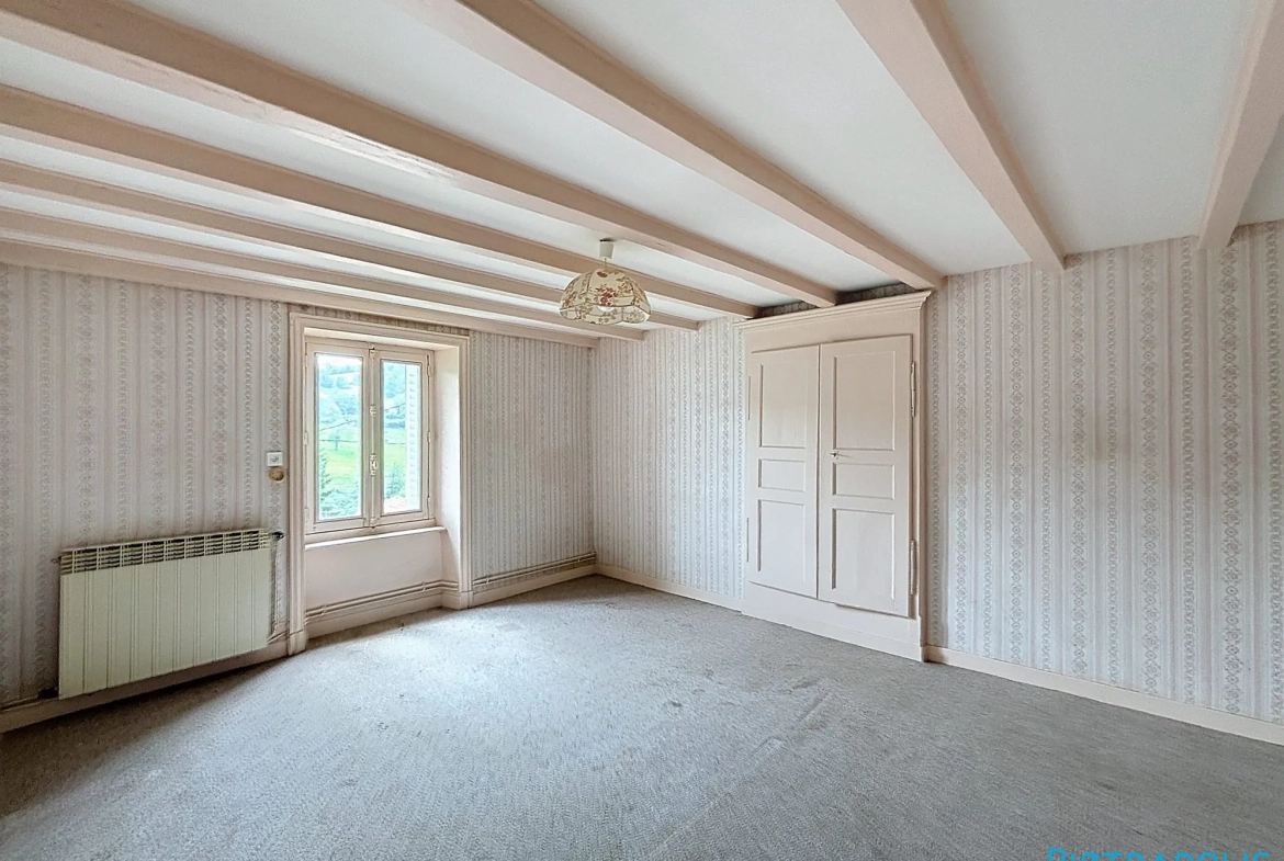 Grande maison à rénover avec atelier et garages à Thizy-les-Bourgs 