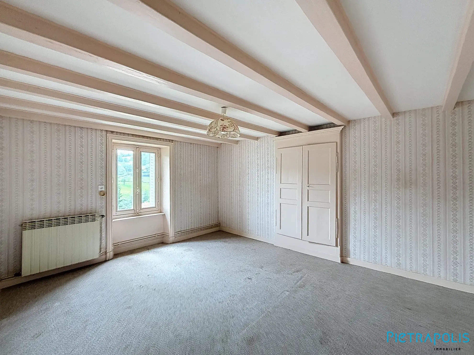 Grande maison à rénover avec atelier et garages à Thizy-les-Bourgs 