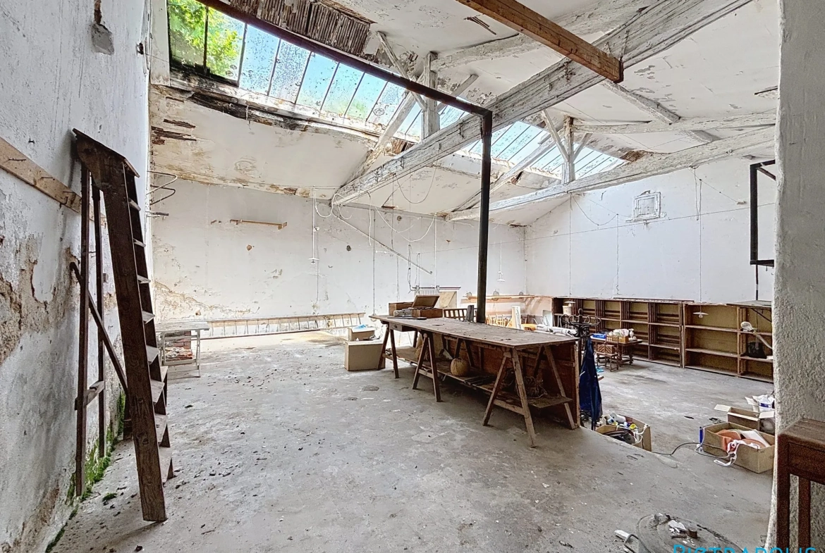 Grande maison à rénover avec atelier et garages à Thizy-les-Bourgs 