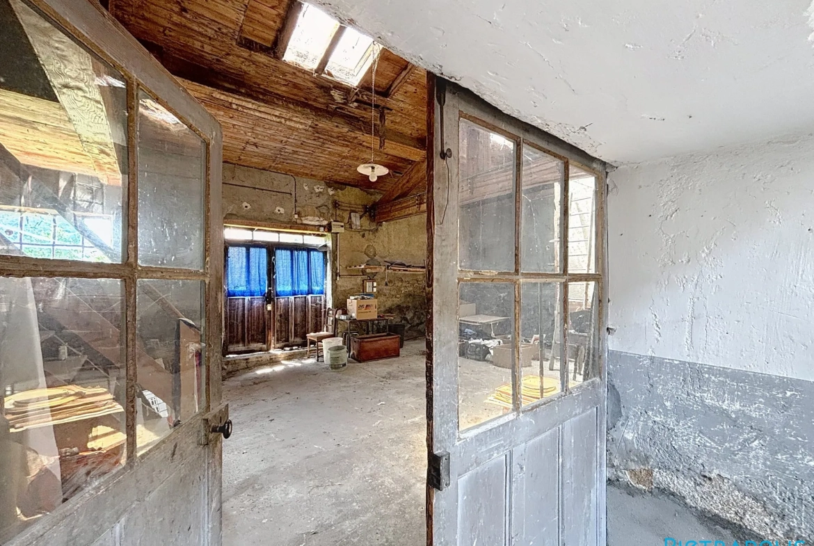 Grande maison à rénover avec atelier et garages à Thizy-les-Bourgs 