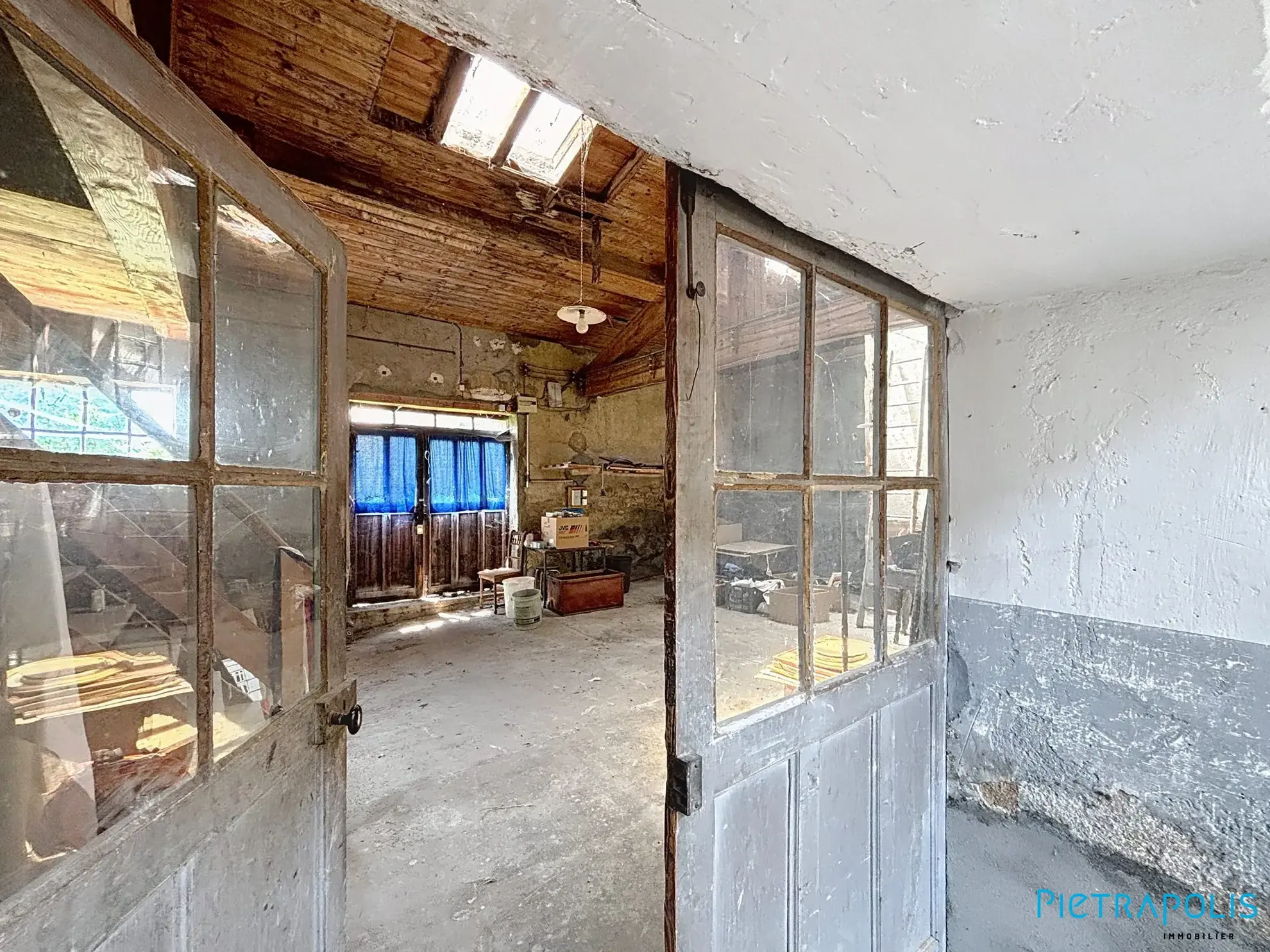 Grande maison à rénover avec atelier et garages à Thizy-les-Bourgs 