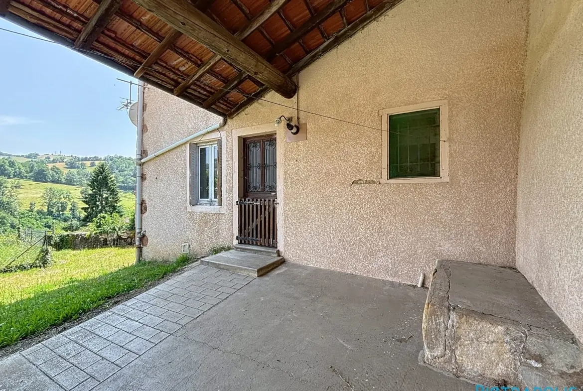 Grande maison à rénover avec atelier et garages à Thizy-les-Bourgs 