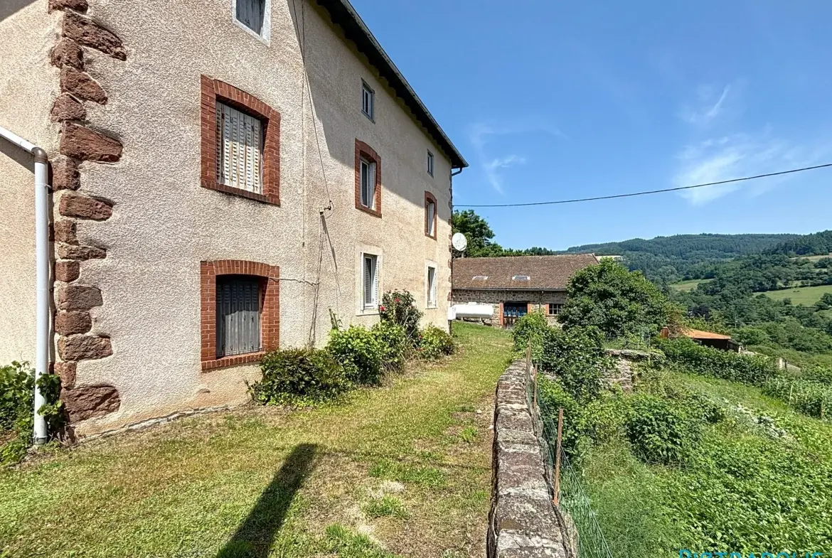 Grande maison à rénover avec atelier et garages à Thizy-les-Bourgs 