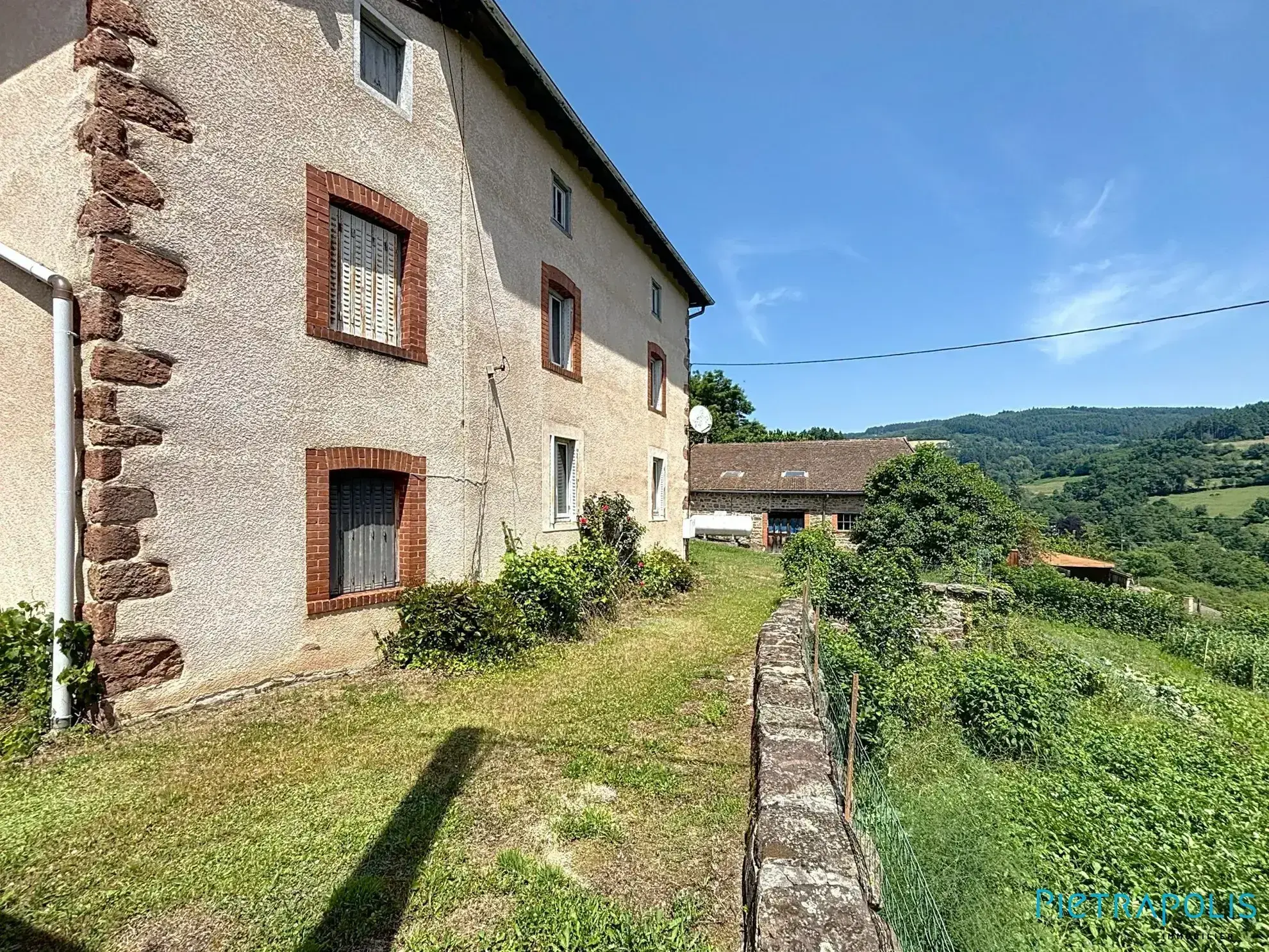 Grande maison à rénover avec atelier et garages à Thizy-les-Bourgs 