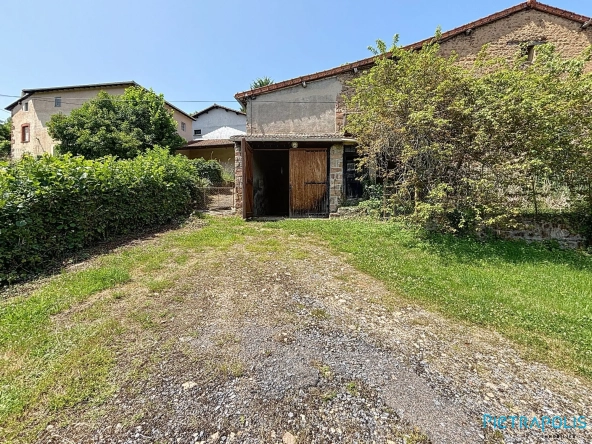 Grande maison à rénover avec atelier et garages à Thizy-les-Bourgs