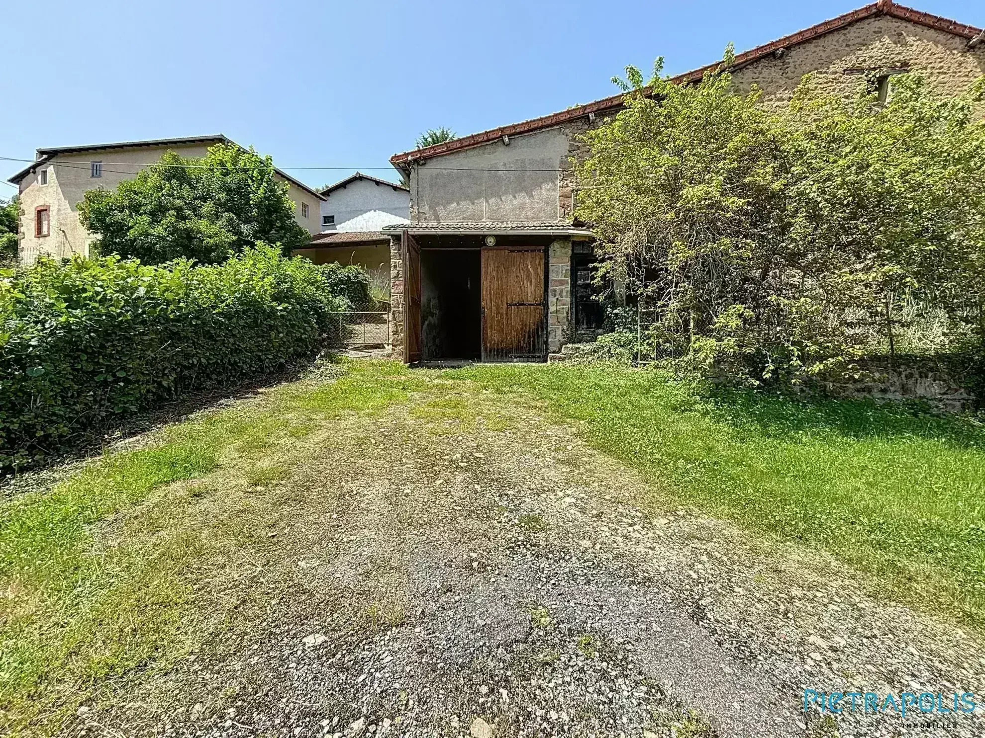 Grande maison à rénover avec atelier et garages à Thizy-les-Bourgs 