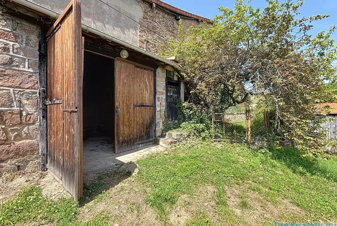 Grande maison à rénover avec atelier et garages à Thizy-les-Bourgs 