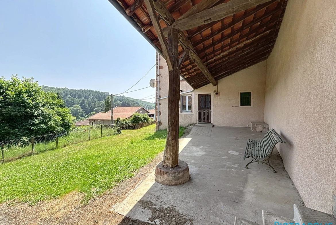 Grande maison à rénover avec atelier et garages à Thizy-les-Bourgs 