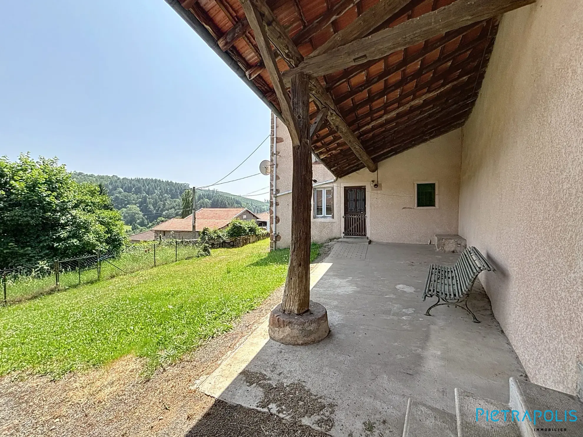 Grande maison à rénover avec atelier et garages à Thizy-les-Bourgs 