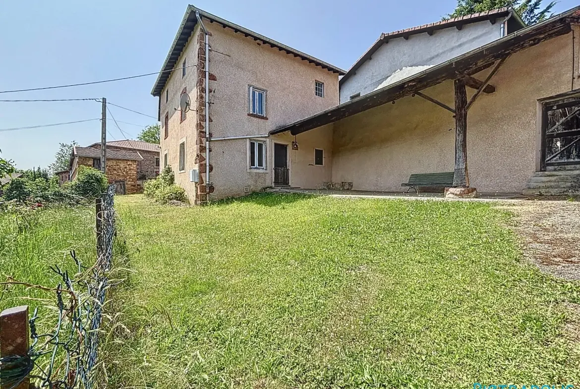 Grande maison à rénover avec atelier et garages à Thizy-les-Bourgs 