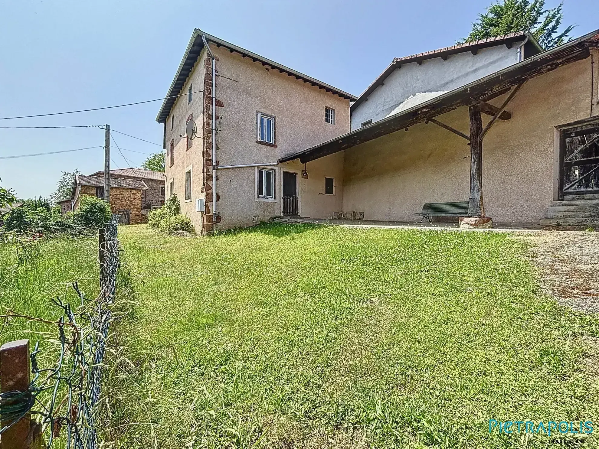 Grande maison à rénover avec atelier et garages à Thizy-les-Bourgs 
