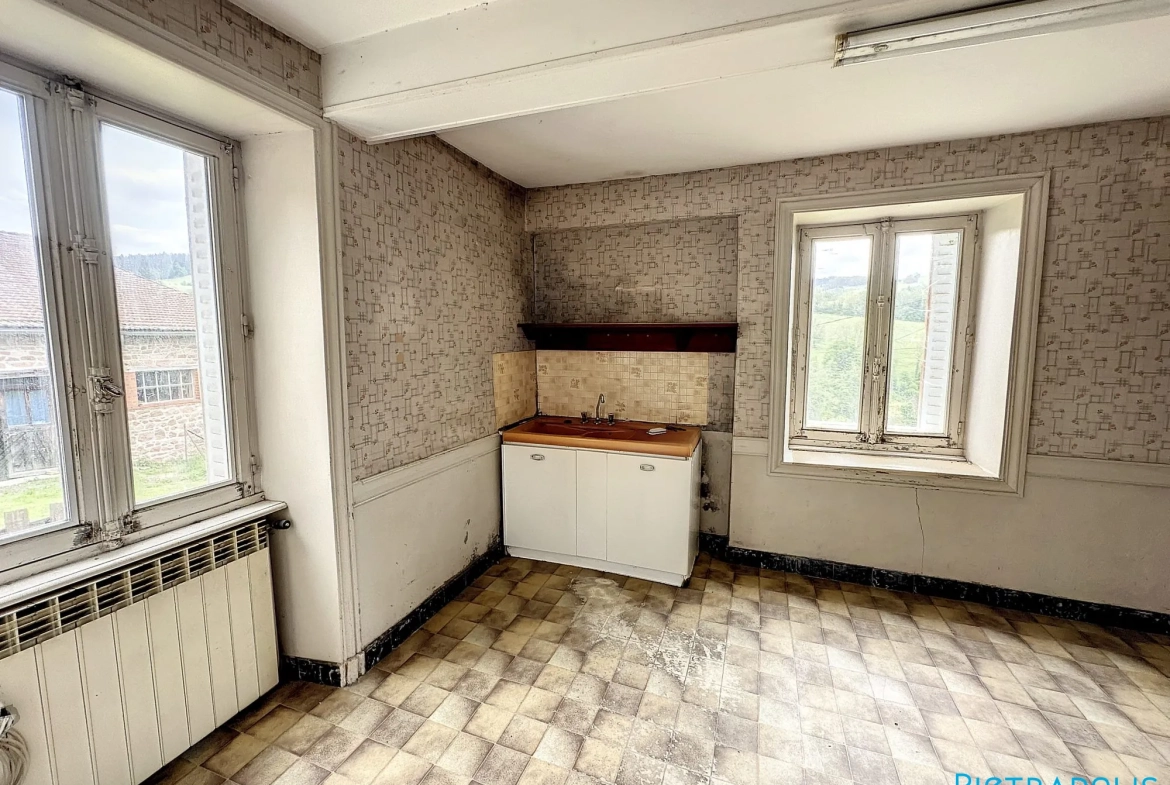 Grande maison à rénover avec atelier et garages à Thizy-les-Bourgs 