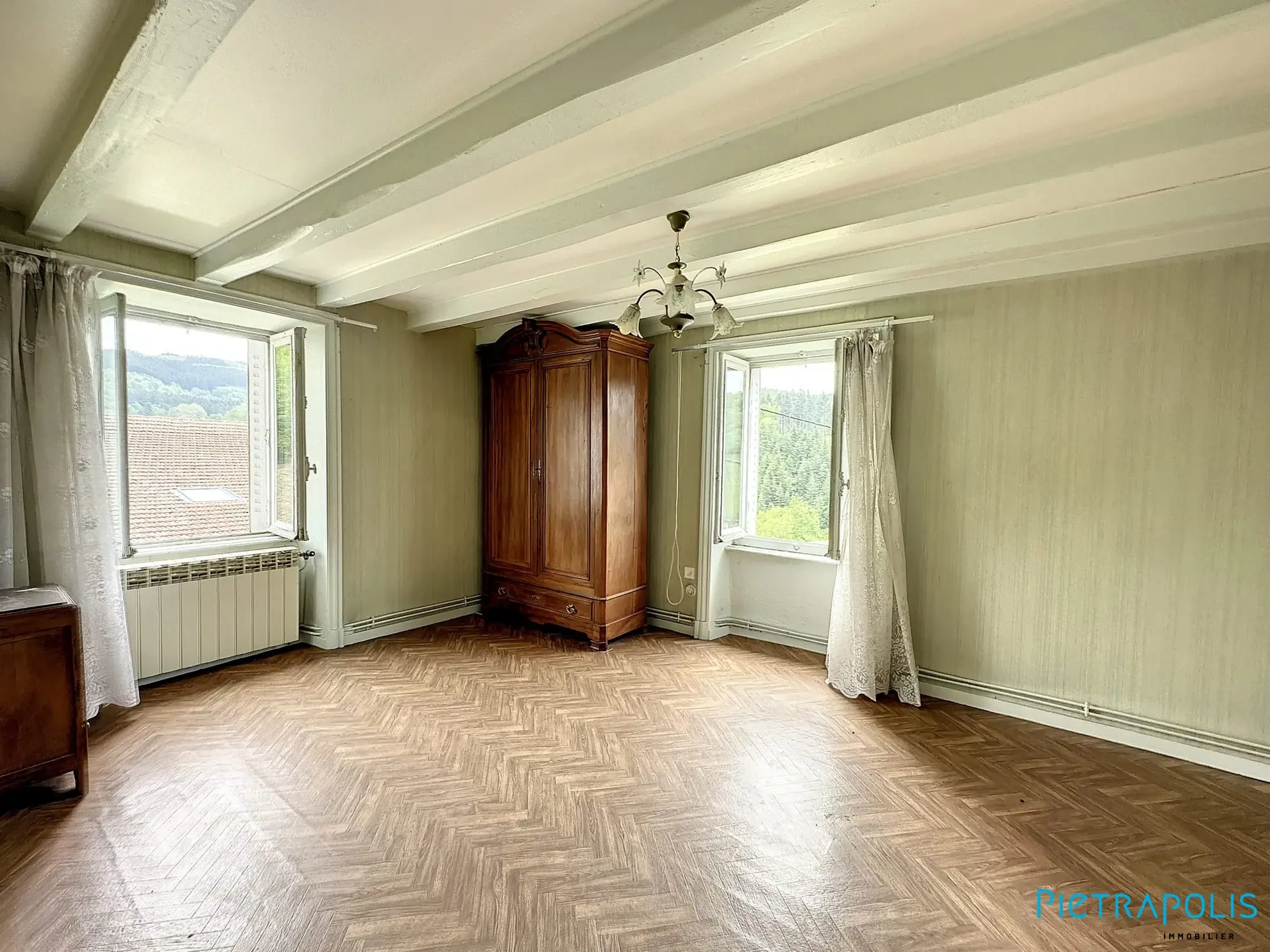 Grande maison à rénover avec atelier et garages à Thizy-les-Bourgs 