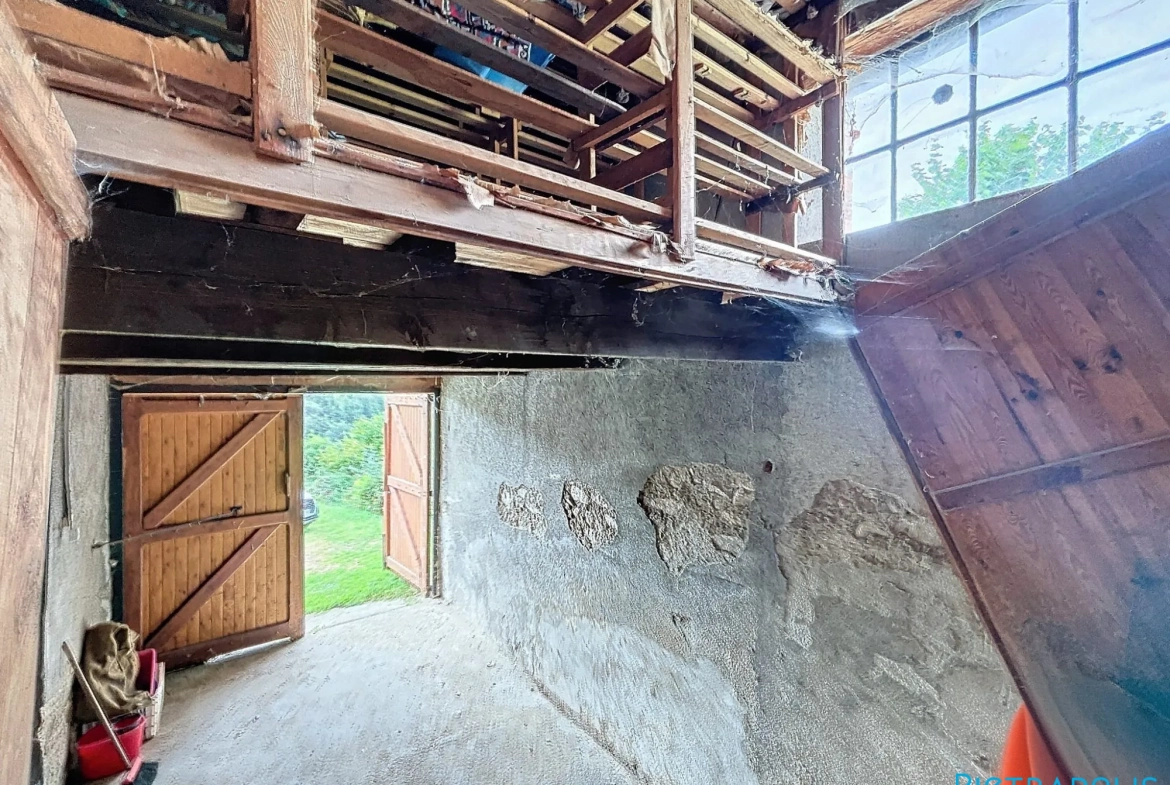 Grande maison à rénover avec atelier et garages à Thizy-les-Bourgs 