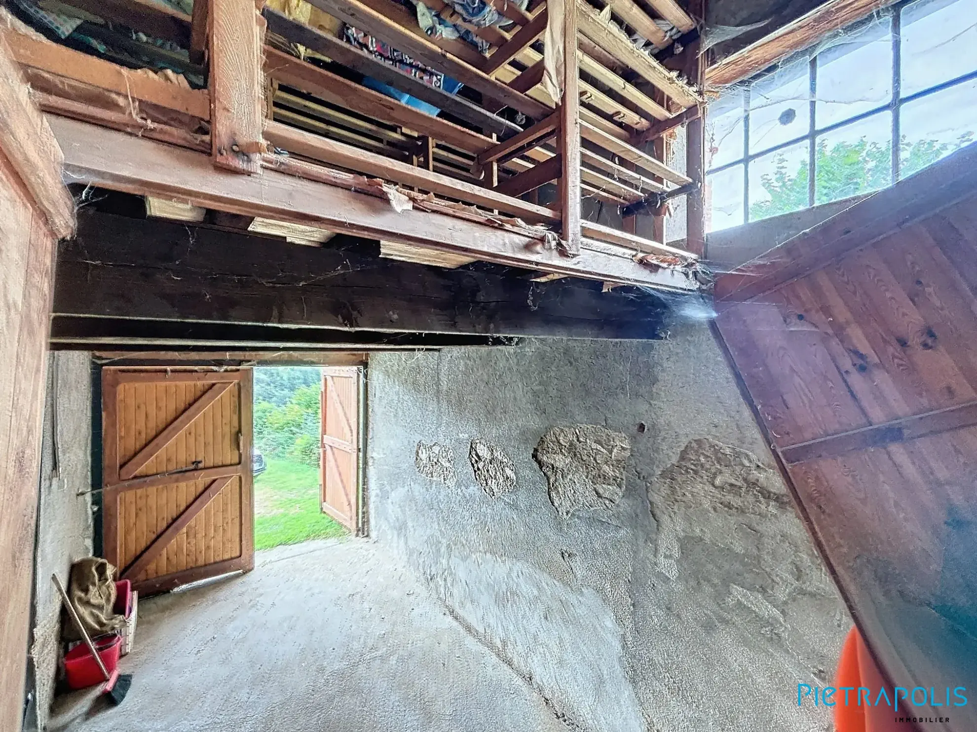Grande maison à rénover avec atelier et garages à Thizy-les-Bourgs 