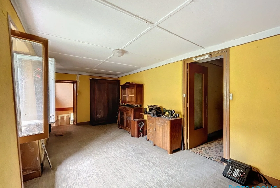 Grande maison à rénover avec atelier et garages à Thizy-les-Bourgs 