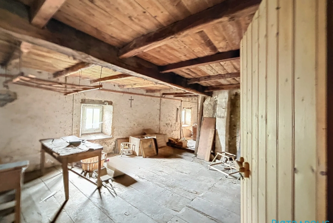 Grande maison à rénover avec atelier et garages à Thizy-les-Bourgs 