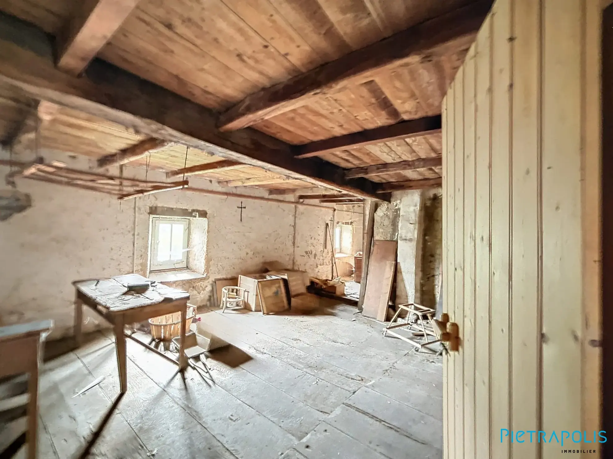 Grande maison à rénover avec atelier et garages à Thizy-les-Bourgs 