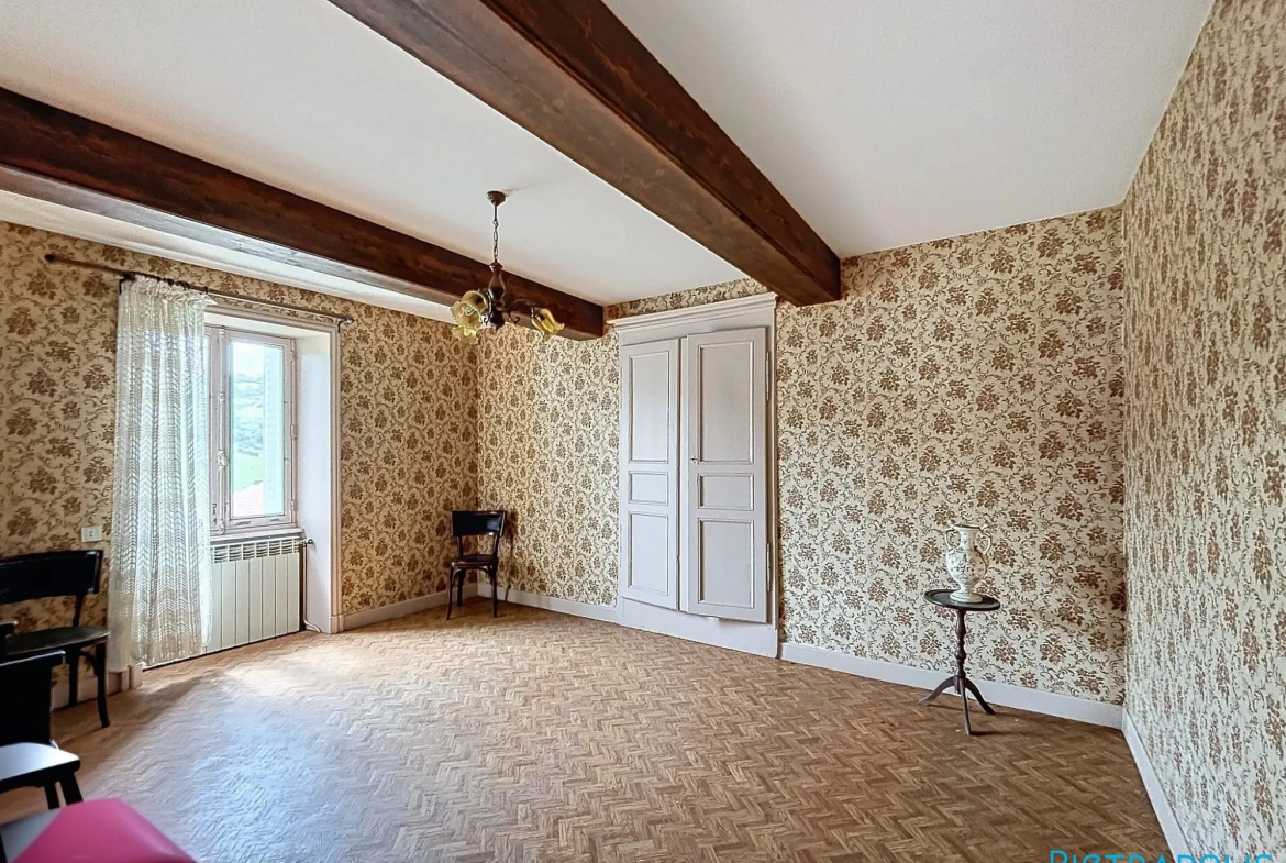 Grande maison à rénover avec atelier et garages à Thizy-les-Bourgs 