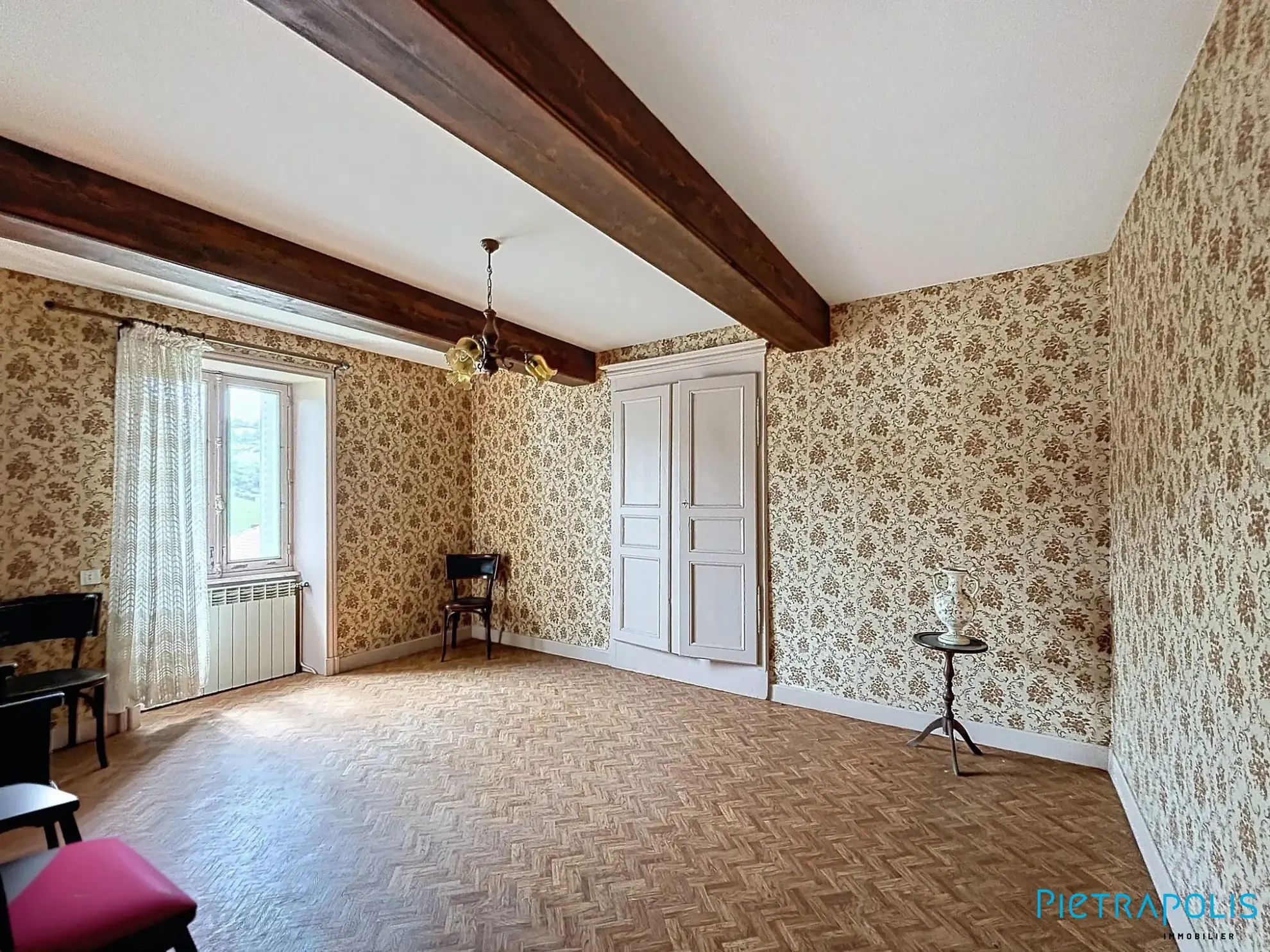Grande maison à rénover avec atelier et garages à Thizy-les-Bourgs 