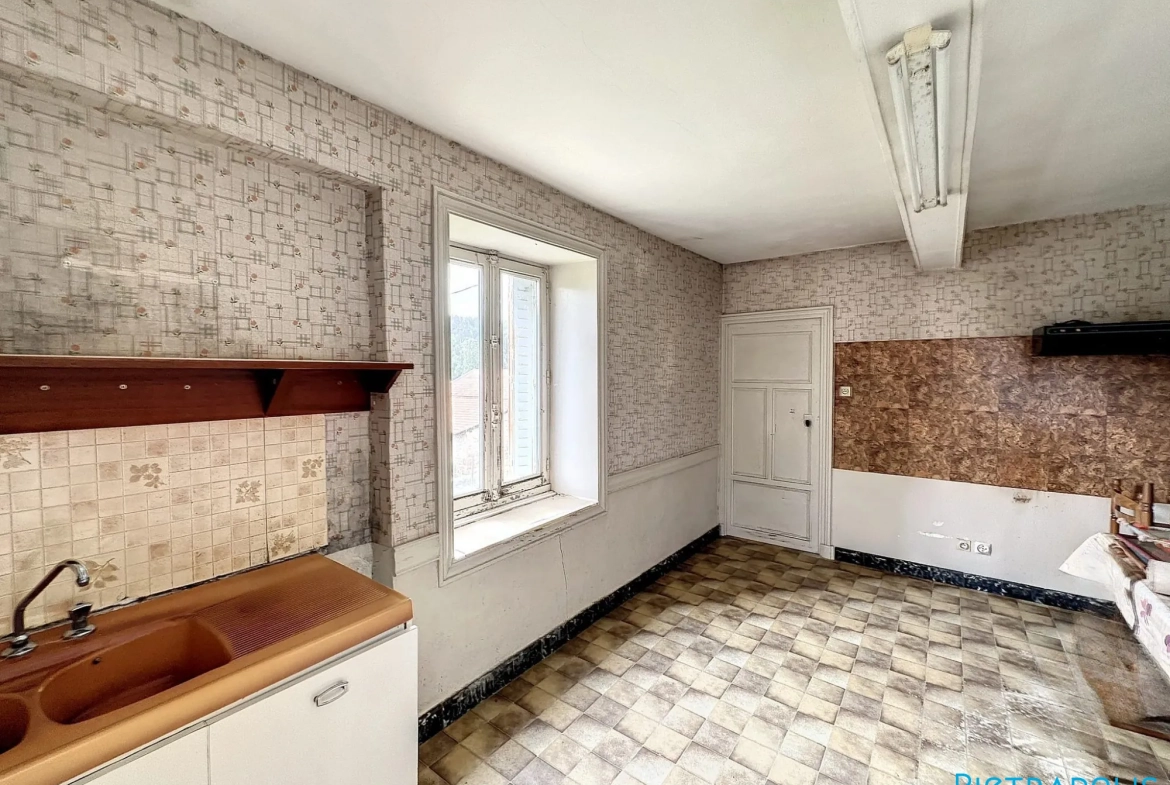 Grande maison à rénover avec atelier et garages à Thizy-les-Bourgs 