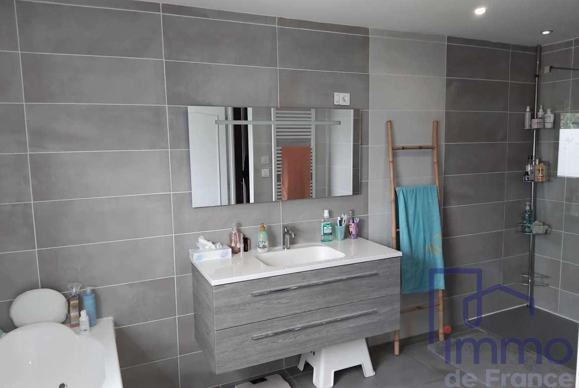 Maison rénovée de 103 m² avec jardin à Le Chambon Feugerolles 