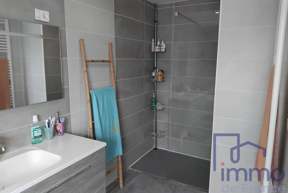 Maison rénovée de 103 m² avec jardin à Le Chambon Feugerolles 