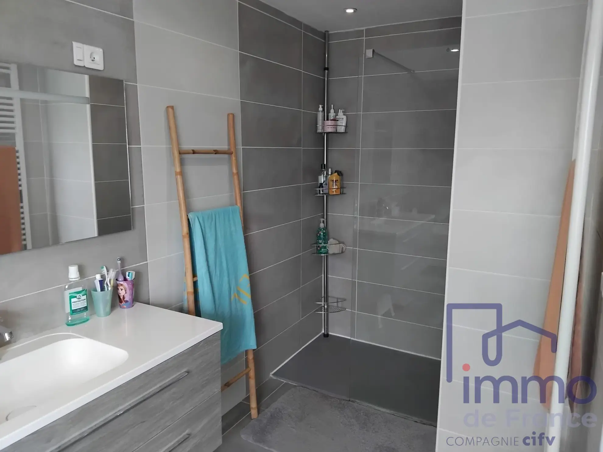 Maison rénovée de 103 m² avec jardin à Le Chambon Feugerolles 