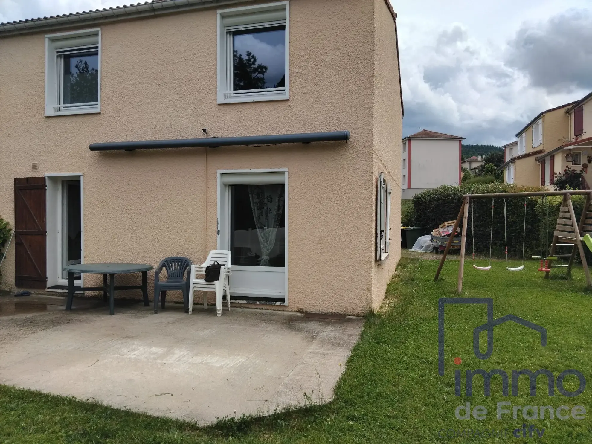 Maison rénovée de 103 m² avec jardin à Le Chambon Feugerolles 