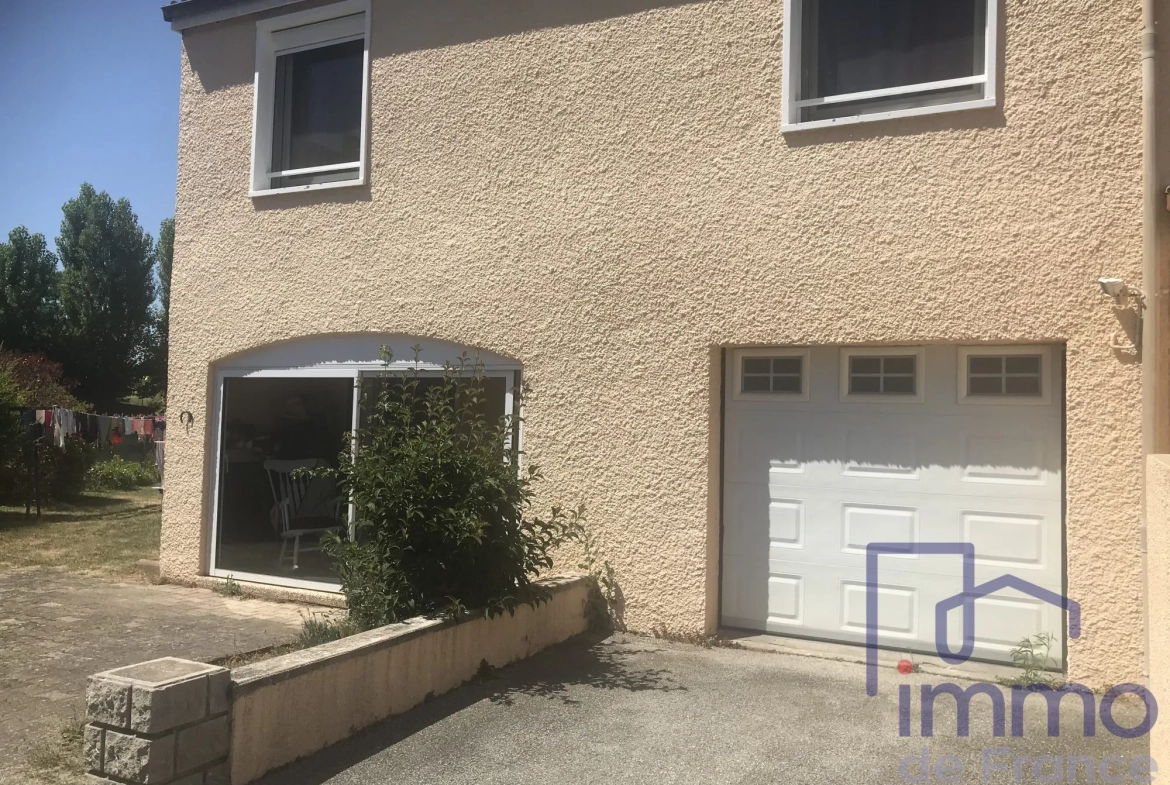 Maison rénovée de 103 m² avec jardin à Le Chambon Feugerolles 