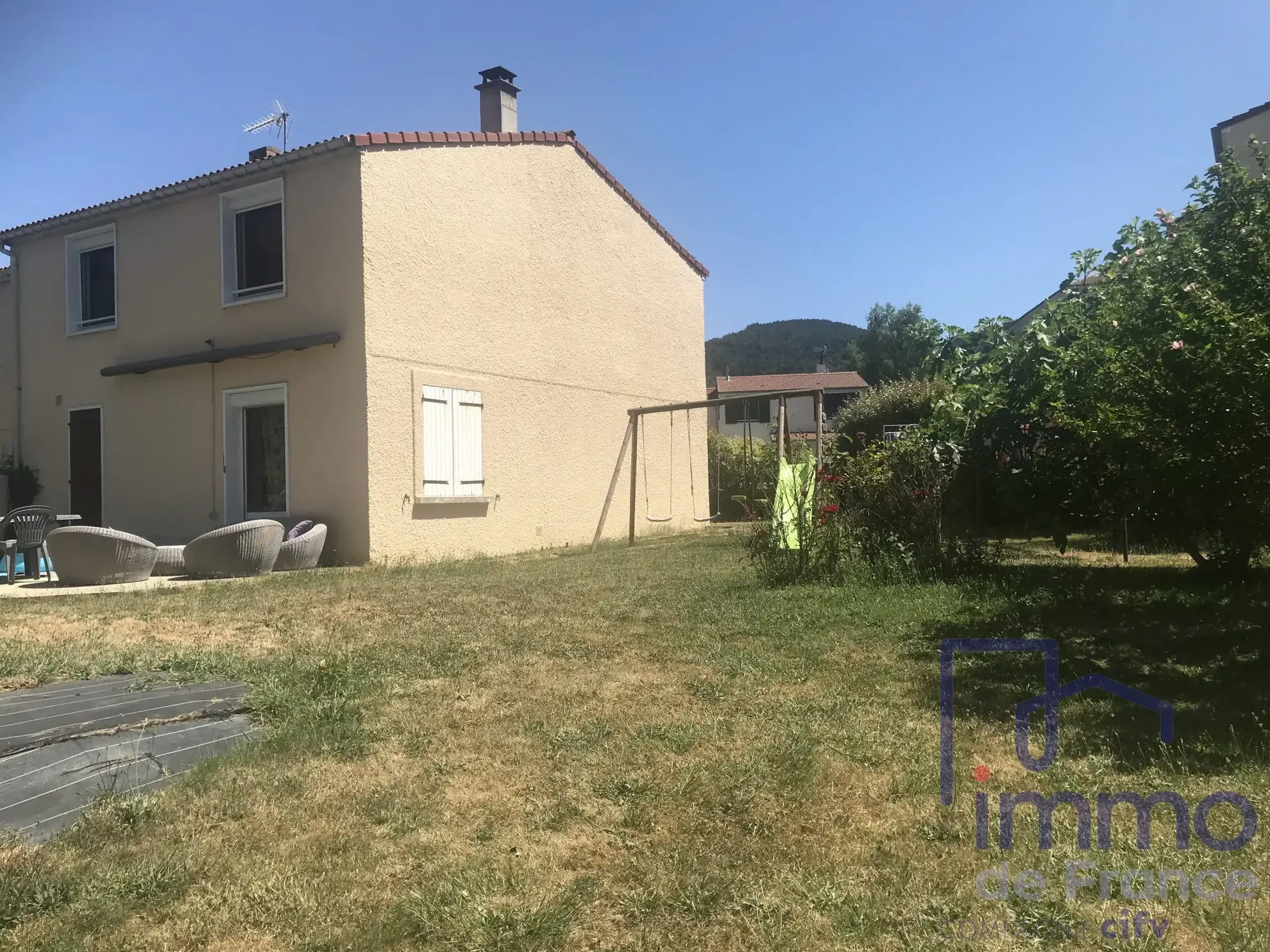 Maison rénovée de 103 m² avec jardin à Le Chambon Feugerolles 
