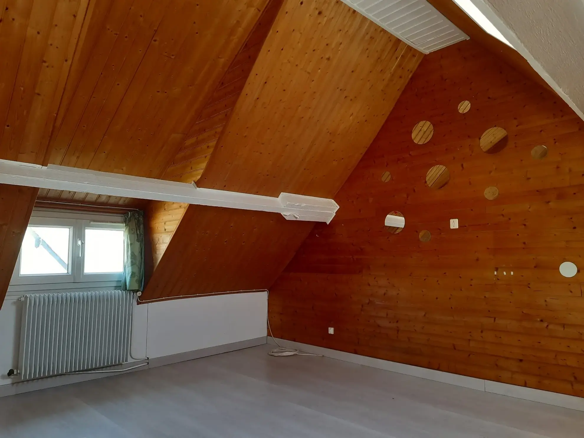 A vendre lumineuse longère en briques et silex près de Veulettes-sur-Mer avec dépendance et jardin arboré 