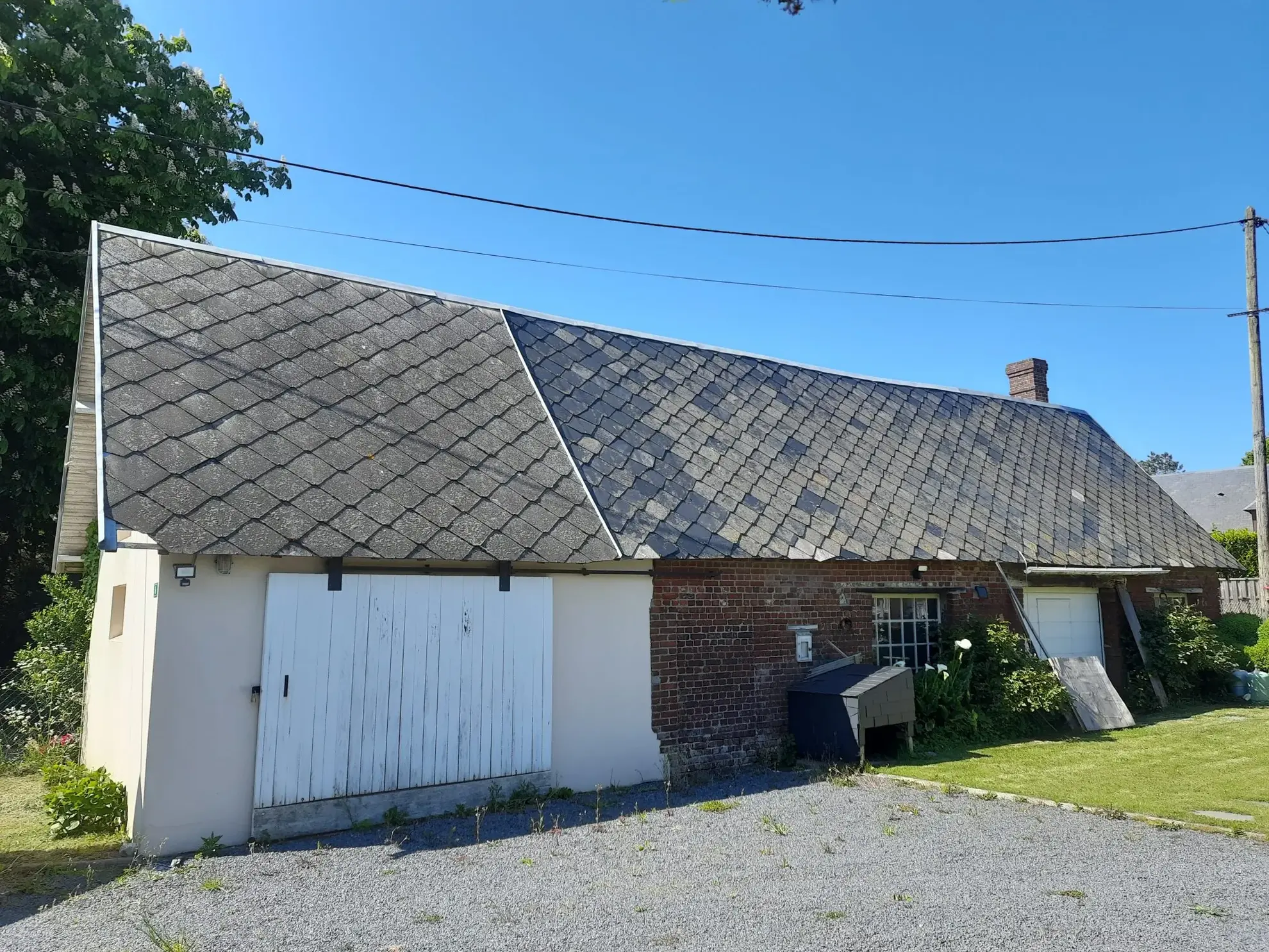A vendre lumineuse longère en briques et silex près de Veulettes-sur-Mer avec dépendance et jardin arboré 