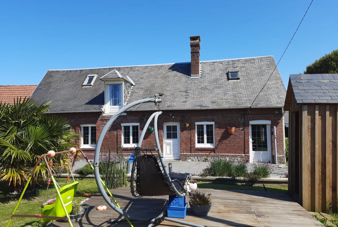 A vendre lumineuse longère en briques et silex près de Veulettes-sur-Mer avec dépendance et jardin arboré 
