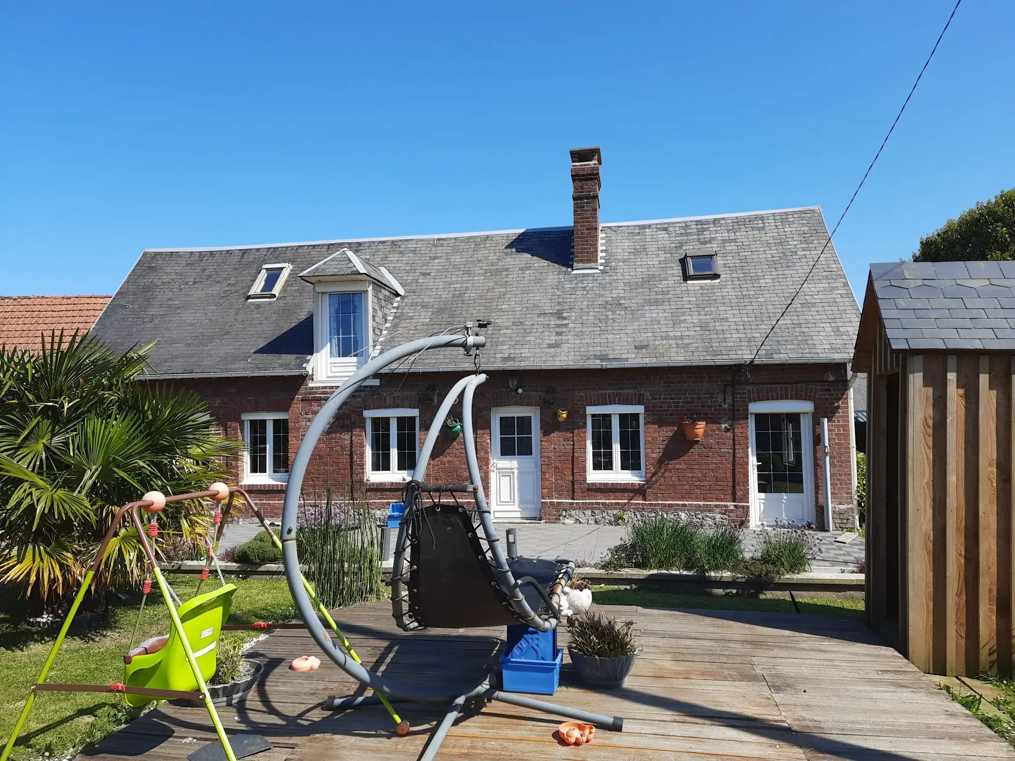 A vendre lumineuse longère en briques et silex près de Veulettes-sur-Mer avec dépendance et jardin arboré 