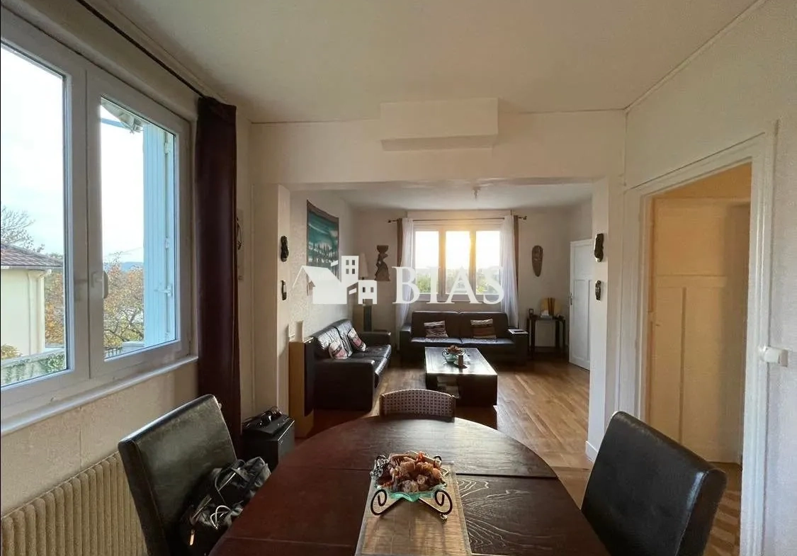 Maison individuelle des années 1950 à vendre au centre-ville avec vue dégagée 