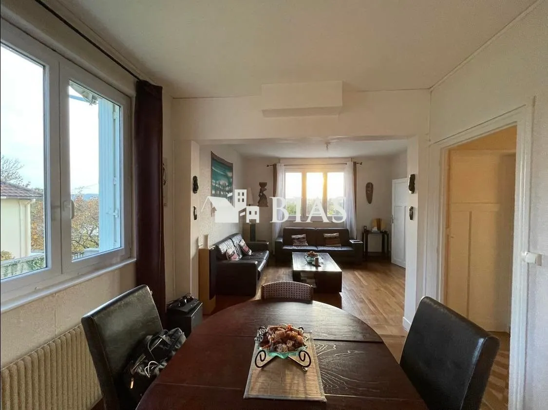 Maison individuelle des années 1950 à vendre au centre-ville avec vue dégagée 
