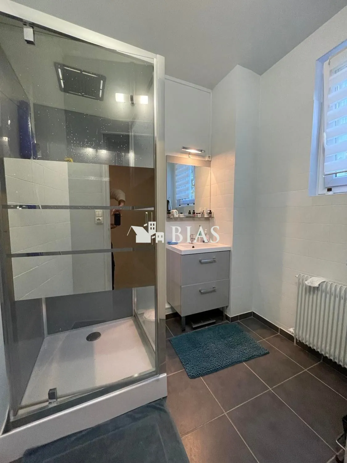Maison individuelle des années 1950 à vendre au centre-ville avec vue dégagée 