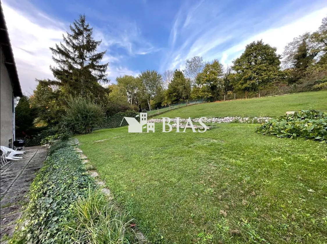 Maison individuelle des années 1950 à vendre au centre-ville avec vue dégagée 