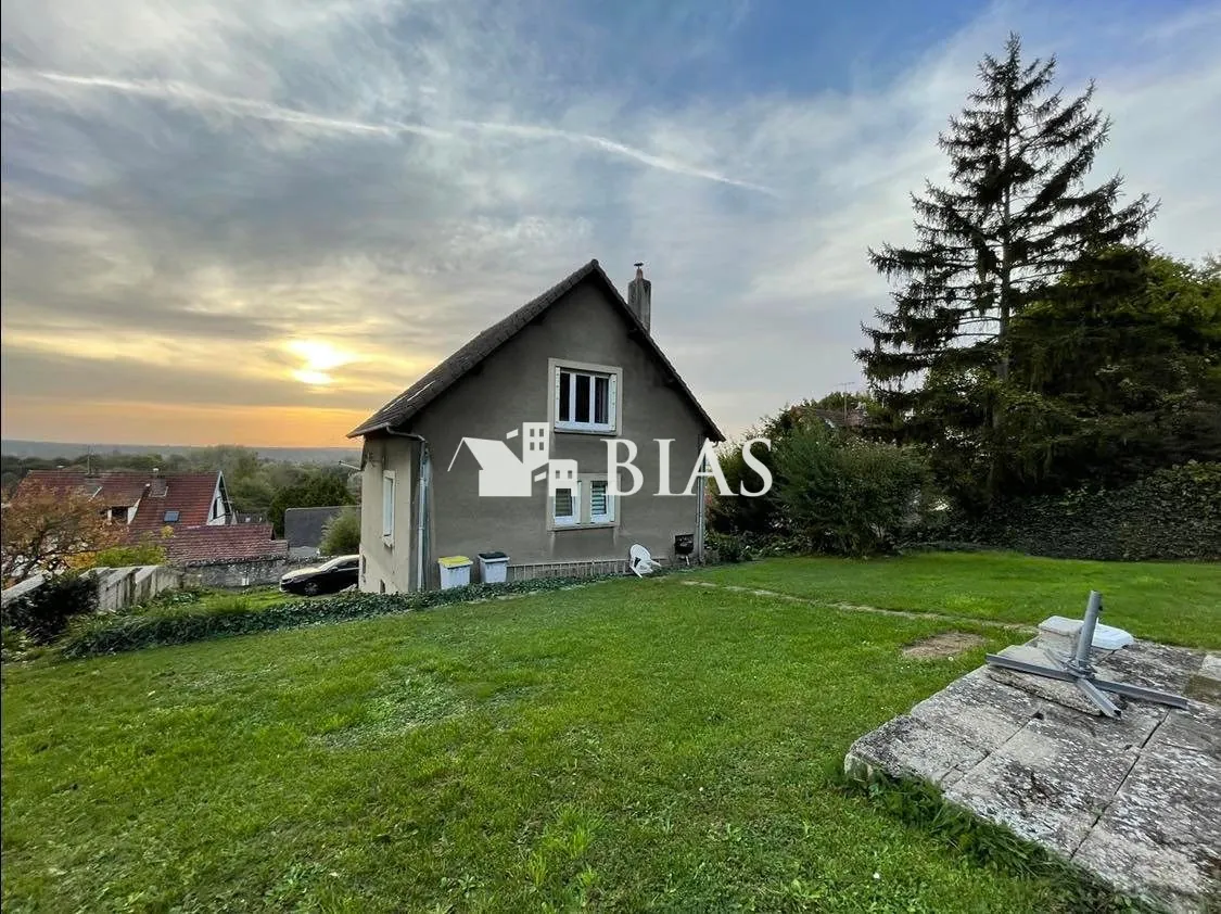 Maison individuelle des années 1950 à vendre au centre-ville avec vue dégagée 
