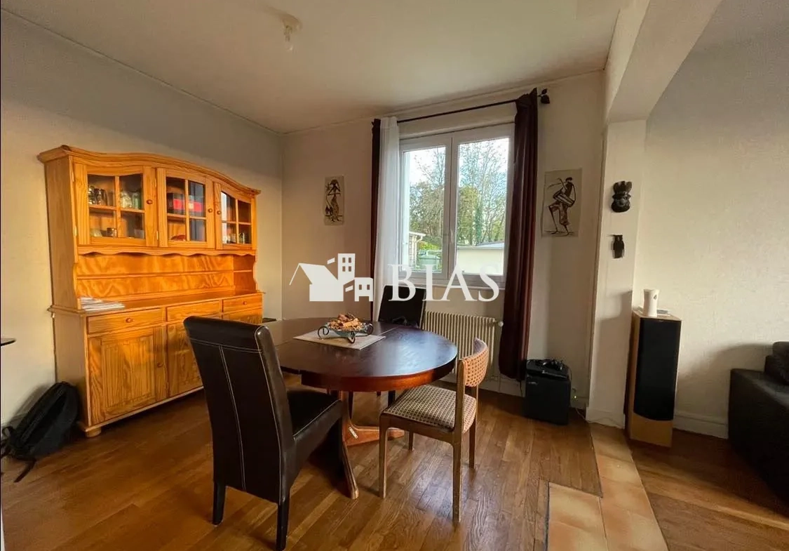 Maison individuelle des années 1950 à vendre au centre-ville avec vue dégagée 