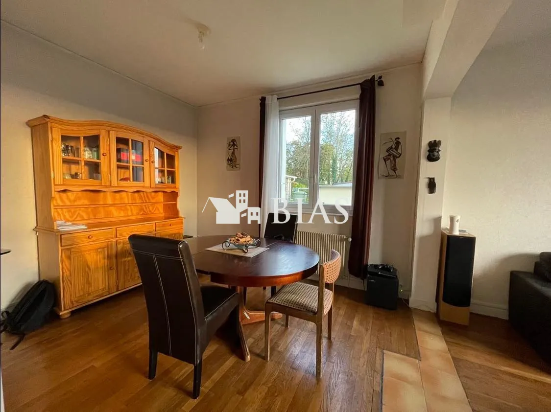 Maison individuelle des années 1950 à vendre au centre-ville avec vue dégagée 