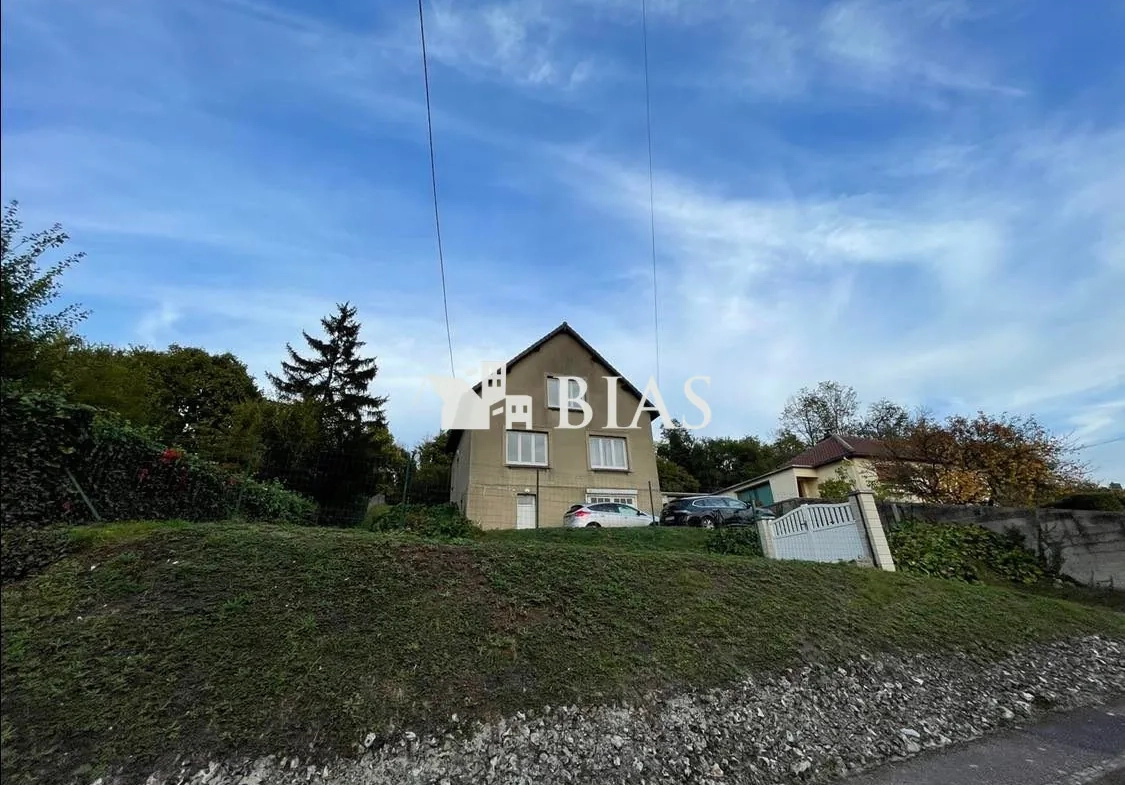 Maison individuelle des années 1950 à vendre au centre-ville avec vue dégagée 