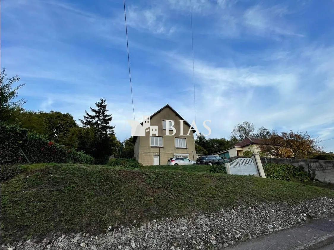 Maison individuelle des années 1950 à vendre au centre-ville avec vue dégagée 