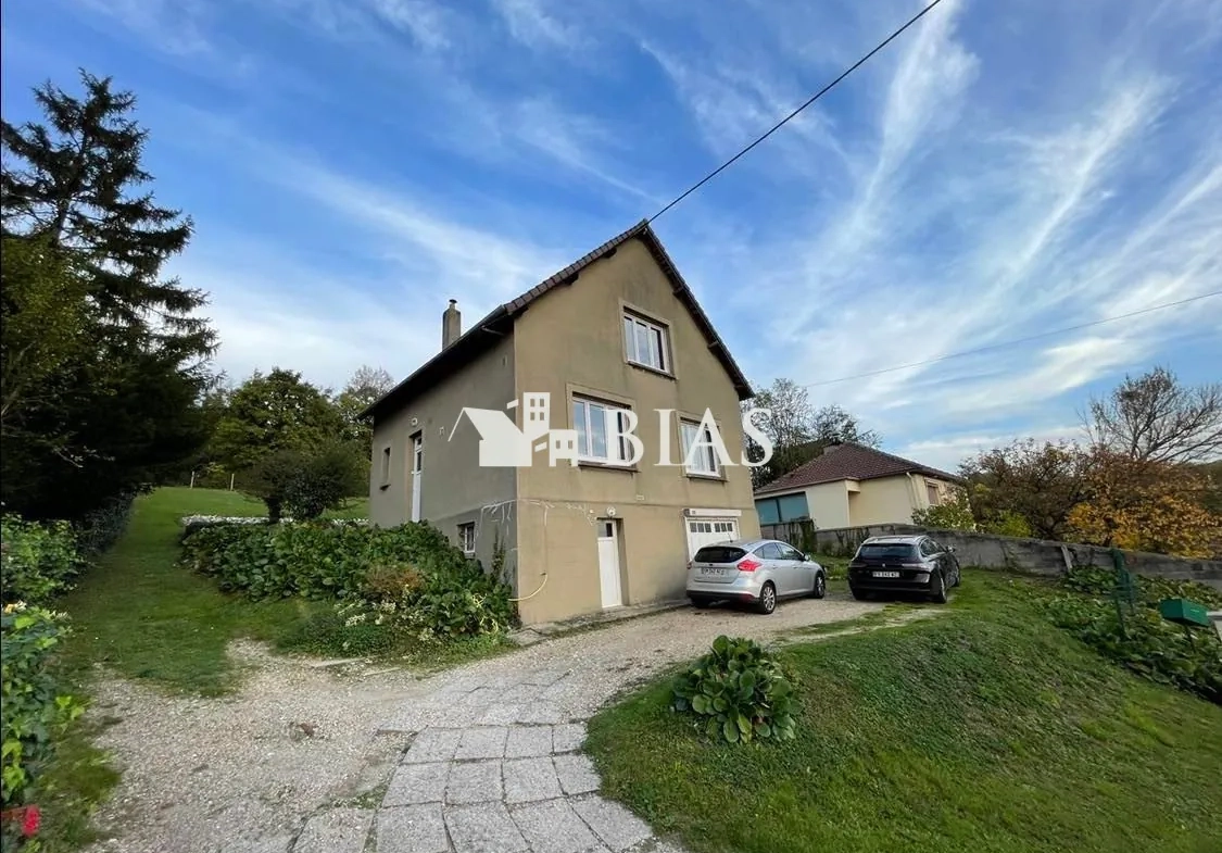 Maison individuelle des années 1950 à vendre au centre-ville avec vue dégagée 