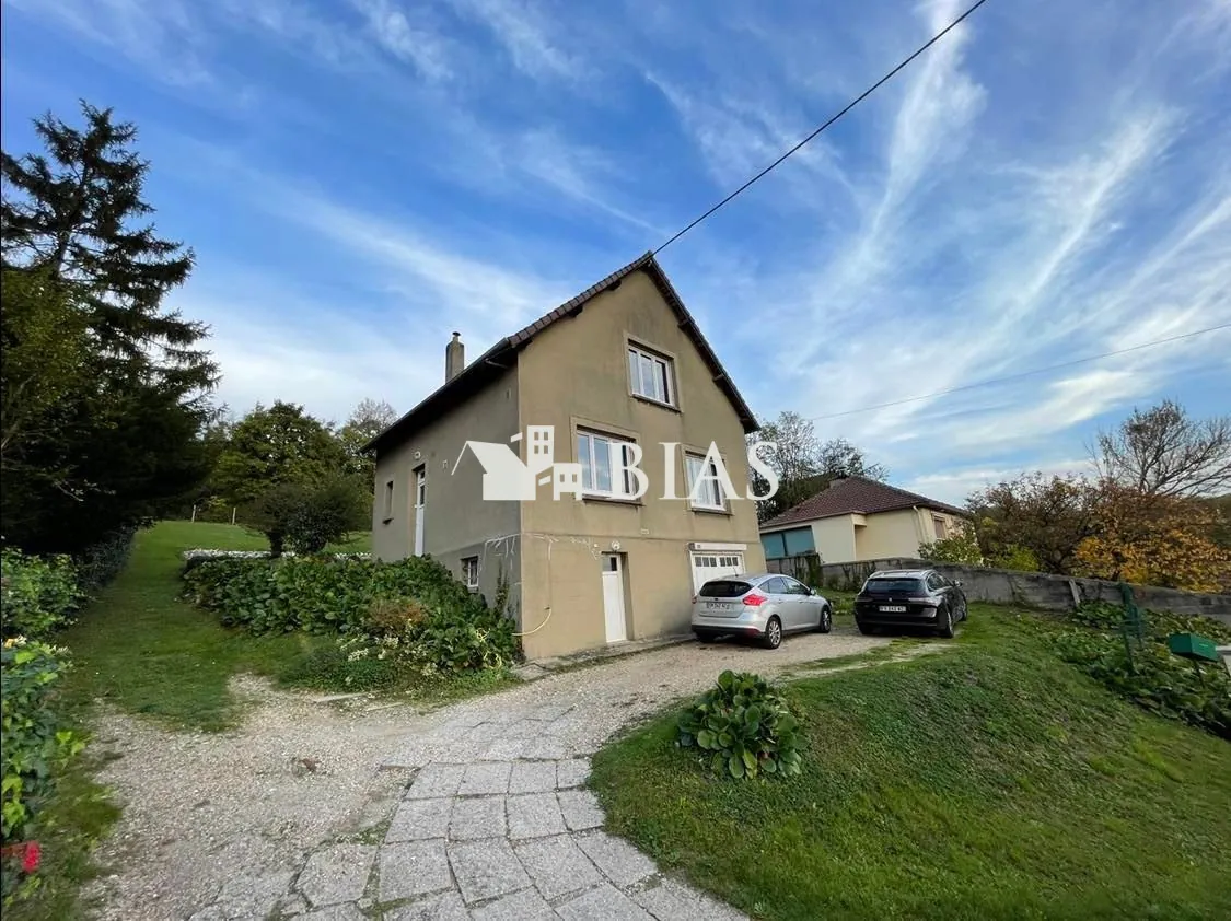 Maison individuelle des années 1950 à vendre au centre-ville avec vue dégagée 