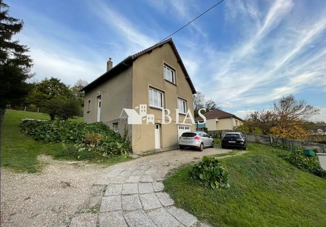 Maison individuelle des années 1950 à vendre au centre-ville avec vue dégagée 