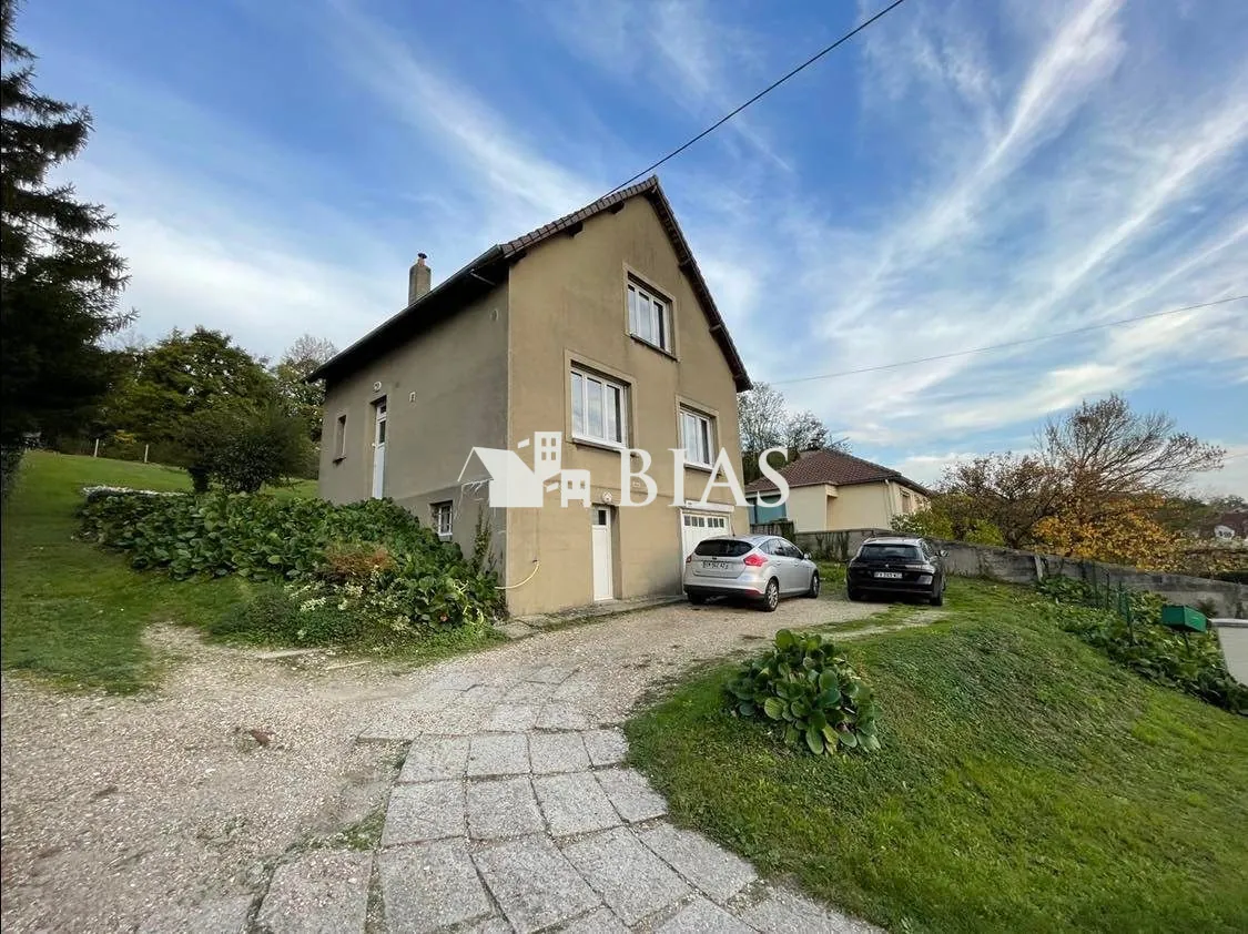 Maison individuelle des années 1950 à vendre au centre-ville avec vue dégagée 